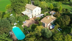 An aerial view of a property with a large house, a swimming pool, and surrounding greenery. - Beautiful private villa for 8 guests with WIFI, A/C, pool, TV, patio and panoramic view (Ostra)