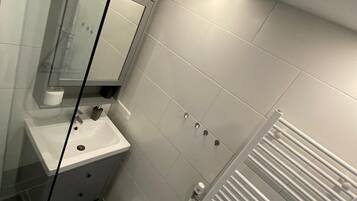 Apartment (FEWO 305) | Bilik Mandi | Pancuran mandi, pengering rambut, tuala disediakan, sabun