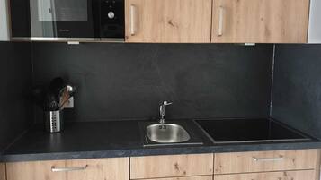 Apartment (FEWO 105) | Private kitchen | Fridge, microwave, oven, stovetop