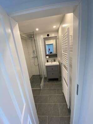 Apartment (FEWO 305) | Bathroom | Shower, hair dryer, towels, soap - Haus am Sonnenberg (Todtnau)