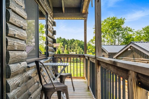 King Cabin Secluded Romantic Space Near Elk Mountain. Hot Tub, Firepit & Views!