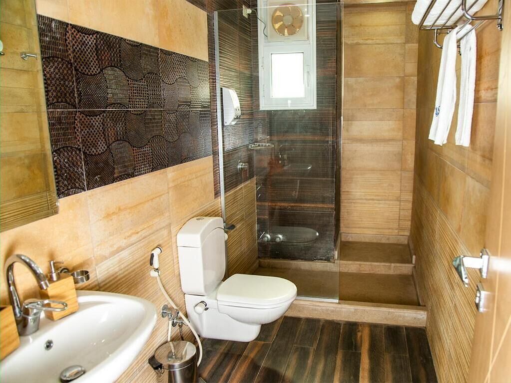 Shower, towels, shampoo