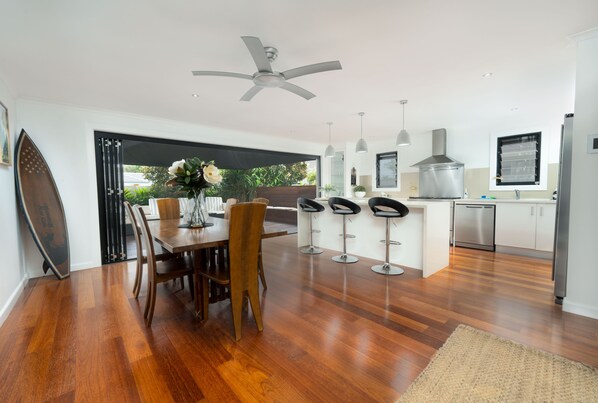 Dining - Pets Allowed Burleigh Beach Pad (Burleigh Waters)