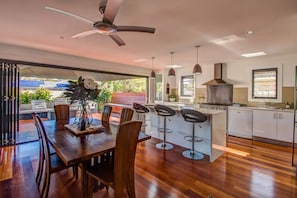 Dining - Pets Allowed Burleigh Beach Pad (Burleigh Waters)