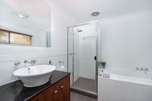 Baignoire, baignoire à jets, sèche-cheveux, serviettes fournies