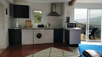 Een koelkast, een microgolfoven, een oven, een kookplaat