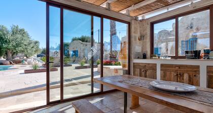 The Borgo del Trullo Magno: wood-fired oven, jacuzzi.