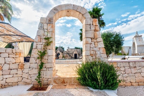 Property grounds - The Borgo del Trullo Magno: wood-fired oven, jacuzzi. (Contrada Lamatroccola, Ostuni)