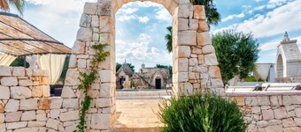 The Borgo del Trullo Magno: wood-fired oven, jacuzzi.