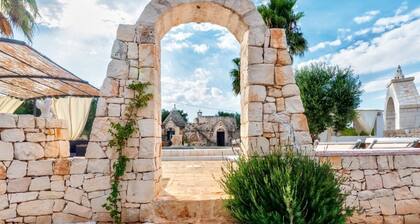 The Borgo del Trullo Magno: wood-fired oven, jacuzzi.