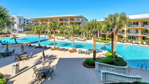 Un hôtel doté d’une grande piscine extérieure, de chaises longues et de palmiers.