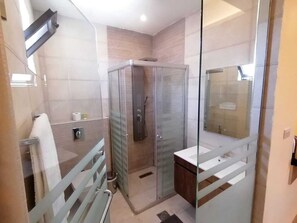 Dusche, Haartrockner, Handtücher, Seife