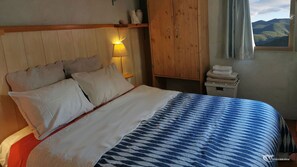1 chambre, fer et planche à repasser, lit de bébé portatif