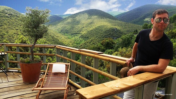 A wooden deck with a bench and a potted plant, overlooking a mountainous landscape. - Small nest for 2 with 180 ° view on wooded hills in a cozy cottage (Occitanie,)
