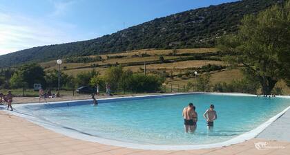 GĂźte insolite dans la roche avec vue sur la garrigue