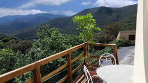 Outdoor dining - Unusual gîte in the rock with a view of the garrigue (Occitanie,)