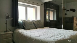 1 habitación, tabla de planchar con plancha, wifi gratis y ropa de cama 