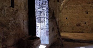 Interior - Unusual gîte in the rock with a view of the garrigue (Occitanie,)