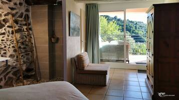 2 bedrooms, iron/ironing board, travel cot, free WiFi