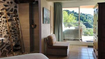2 bedrooms, iron/ironing board, travel crib, free WiFi