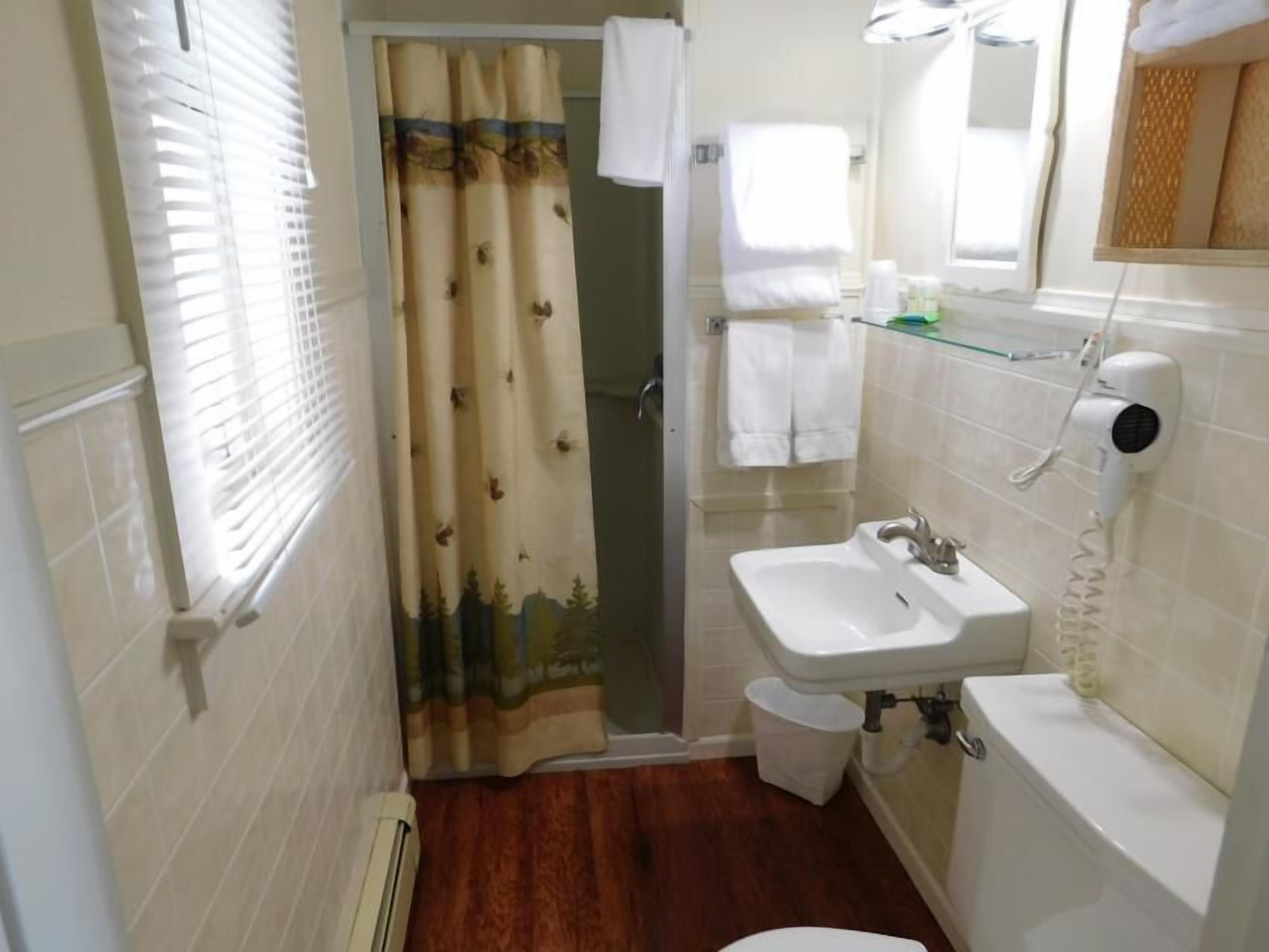 复式 (The Family - Cottage # 7) | 浴室 | 淋浴设施、吹风机、毛巾、肥皂