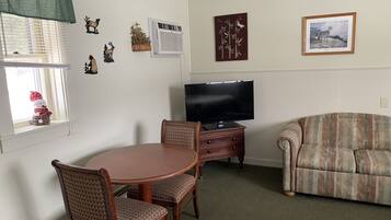 Rom – standard (Motel 2-Room Suite #20) | Individuelt dekorert, individuelt innredet og wi-fi (inkludert)