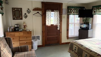 Studio (Bear Print - Cottage #12) | Individually decorated, individually furnished, free WiFi, bed sheets