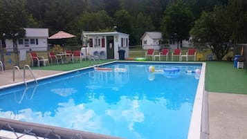 Una piscina al aire libre de temporada