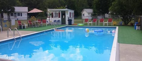 Una piscina al aire libre de temporada