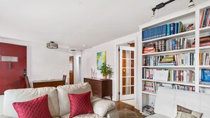 Smart TV, libros, impresora