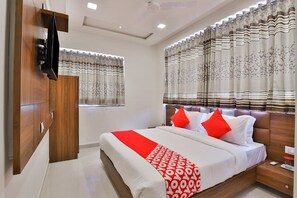 In-room safe, desk, soundproofing, free WiFi