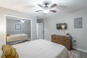 4 室のベッドルーム、アイロン / アイロン台、WiFi (無料)、ベッドシーツ