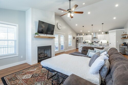 Magnolia |Stylish farmhouse Apartment|Dogs welcome