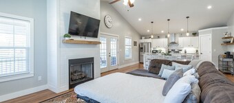 Magnolia |Stylish farmhouse Apartment|Dogs welcome