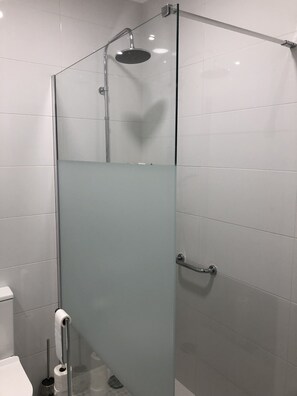 Shower, hair dryer, towels, soap - Marta´s Lisbon Apartments (Lisboa)