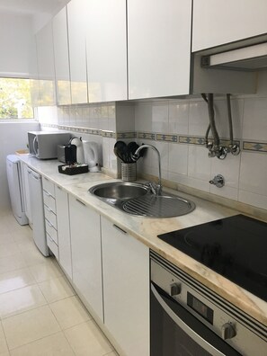 Fridge, microwave, oven, stovetop - Marta´s Lisbon Apartments (Lisboa)