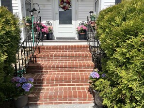Property entrance - The Hydrangea Inn (Gloucester)