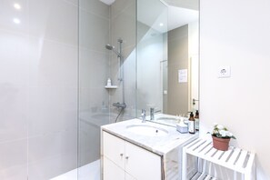 Dúplex Confort, 2 camas matrimoniales, cocineta | Baño | Regadera, amenidades de baño gratuitas, secadora de cabello, toallas 