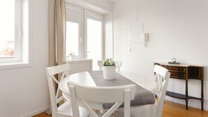 Toetasjesleilighet – panorama, 1 dobbeltseng med sovesofa, tekjøkken, byutsikt | Spiseområde på rommet