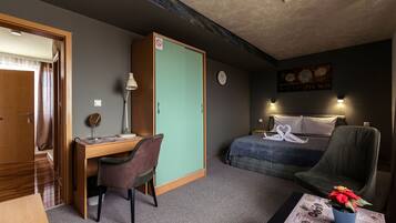 خزنة داخل الغرفة ومكتب ومساحة عمل للكمبيوتر المحمول وتجهيزات عازلة للصوت