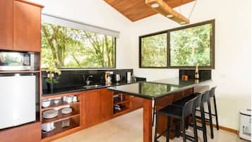 Kühlschrank, Mikrowelle, Wasserkocher mit Kaffee-/Teezubehör, Toaster