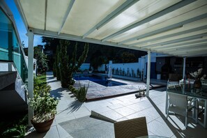 Outdoor dining - Itacoatiara Mansion (*with 2nd floor CLOSED) (Itacoatiara)