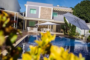 Outdoor pool - Itacoatiara Mansion (*with 2nd floor CLOSED) (Itacoatiara)