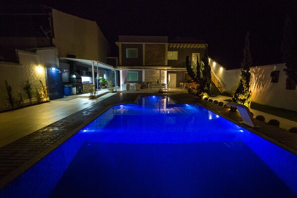 Outdoor pool - Itacoatiara Mansion (*with 2nd floor CLOSED) (Itacoatiara)