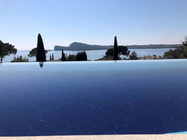 Piscina externa, funciona das 9h às 22h, guarda-sóis, espreguiçadeiras
