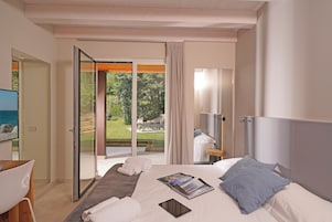 Apartamento superior, 2 habitaciones, vistas al jardín, en la zona del jardín | Colchones viscoelásticos, caja fuerte, decoración individual