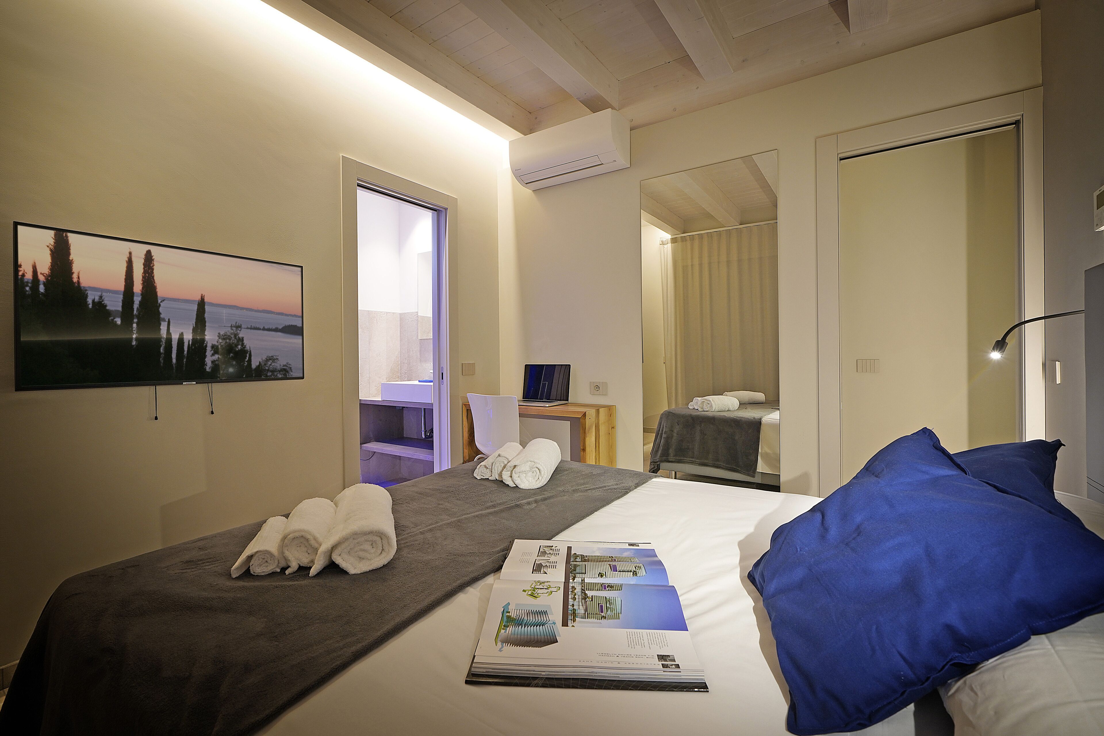 Appartamento Deluxe, 2 camere da letto, vista lago parziale, lato giardino | Materassi in memory foam, cassaforte in camera, con stile personalizzato