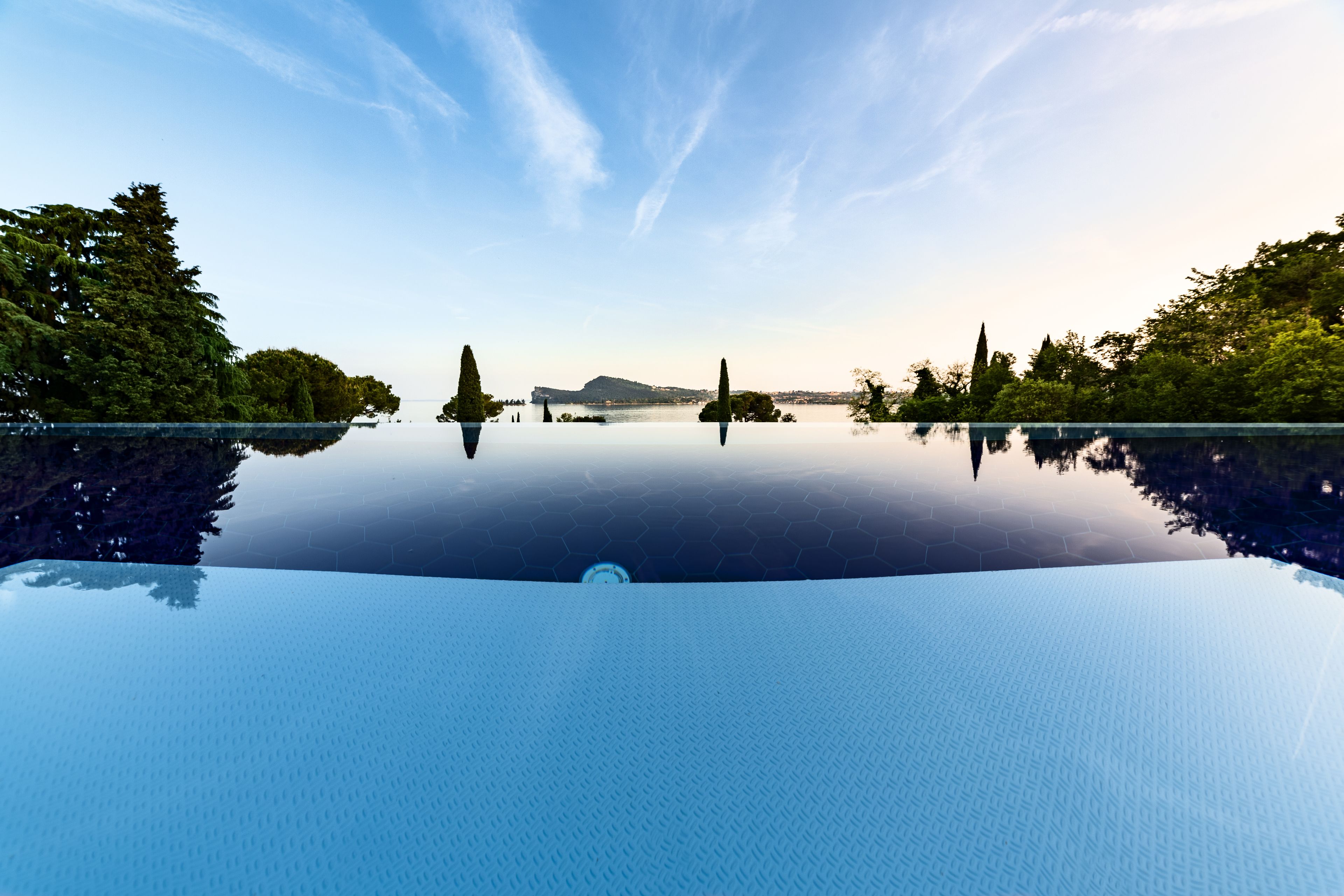 Piscine extérieure, parasols de plage, chaises longues