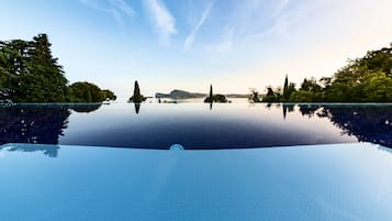 Udendørs pool, åben fra kl. 09.00 til kl. 22.00, parasoller, liggestole