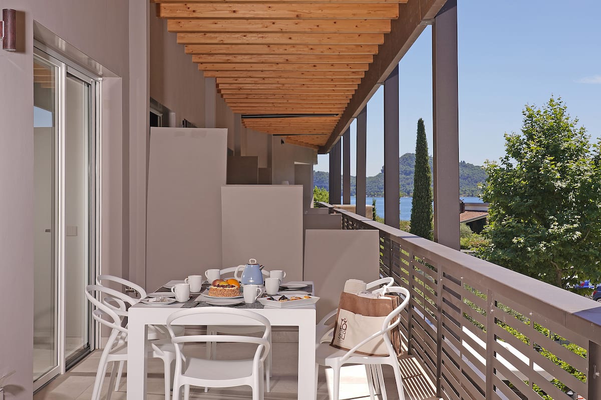 Deluxe appartement, 2 slaapkamers, gedeeltelijk uitzicht op meer, tuin | Uitzicht vanaf balkon